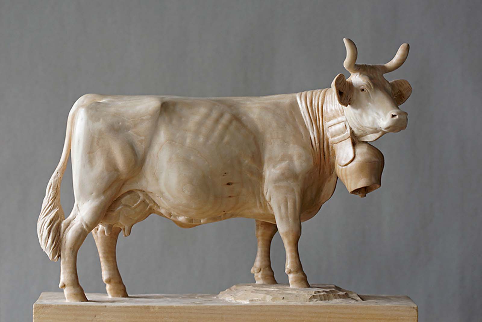 Skulptur aus Holz nach Portraitzeichnung einer Kuh